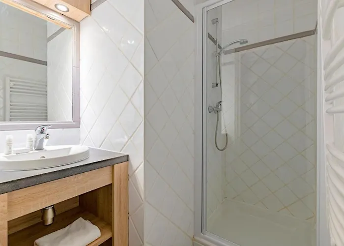 6 Personnes, Balcon, Piscine, Aux Pieds